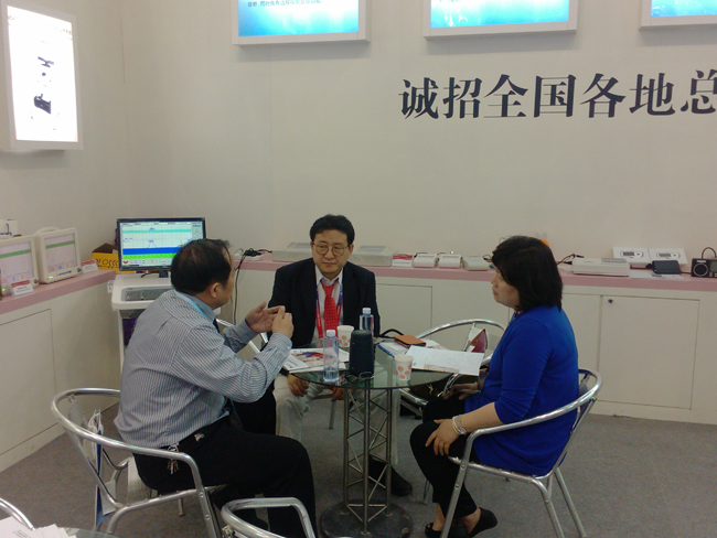 泰安邁迪經理為韓國客戶介紹胎兒監護、遠程監護產品